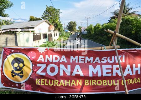 Palu, Indonesien. August 2021. Das Team der Polizei von Central Sulawesi (Gegana) sprühte Desinfektionsmittel in einem Wohngebiet in Palu City, Zentral-Sulawesi. Diese Bemühungen wurden unternommen, um die Kette der Ausbreitung von Covid-19 zu durchbrechen, die in der lokalen Region immer häufiger vorkommt. (Foto: Adi Pranata/Pacific Press/Sipa USA) Quelle: SIPA USA/Alamy Live News Stockfoto