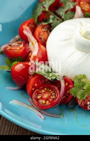 Burrata Käsesalat mit Kartoffeln auf einem blauen Teller Stockfoto