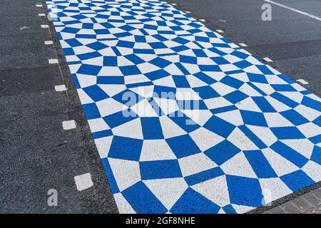 KENSINGTON LONDON, GROSSBRITANNIEN. 24. August 2021. Eine blau-weiß karierte kreative Kreuzung in Kensington entwarf Tokolo Asao für das Japanese House London als Teil der Creative Kensington High Street Initiative. Kensington ist die erste High Street in Großbritannien, die sich über mehrere gemalte Fußgängerübergänge von lokalen und internationalen Künstlern und Designern verfügt. Credit amer Ghazzal/Alamy Live News Stockfoto