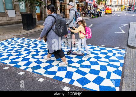 KENSINGTON LONDON, GROSSBRITANNIEN. 24. August 2021. Fußgänger, die eine kreative Kreuzung in Kensington benutzten, entwarfen Tokolo Asao für das Japanese House London als Teil der Creative Kensington High Street Initiative. Kensington ist die erste High Street in Großbritannien, die sich über mehrere gemalte Fußgängerübergänge von lokalen und internationalen Künstlern und Designern verfügt. Credit amer Ghazzal/Alamy Live News Stockfoto