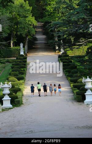 Eine Gruppe von Touristen zu Fuß auf einem breiten Weg in den Gärten Real Sitio de San Ildefonso Segovia Kastilien und Leon Spanien Stockfoto