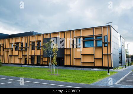 Kuressaare, Estland - 23. August 2021: Saaremaa Gümnaasium (Saaremaa Gymnasium) Gebäude. Brandneue öffentliche High School. Stockfoto