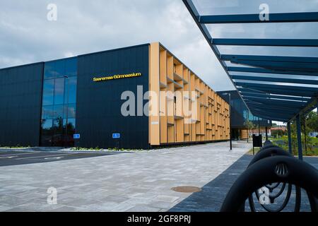 Kuressaare, Estland - 23. August 2021: Saaremaa Gümnaasium (Saaremaa Gymnasium) Gebäude. Brandneue öffentliche High School. Stockfoto