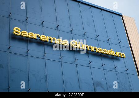 Kuressaare, Estland - 23. August 2021: Saaremaa Gümnaasium (Saaremaa Gymnasium) Gebäude. Brandneue öffentliche High School. Stockfoto