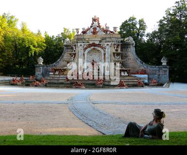 Brunnen in den Gärten pf der Königspalast mit einer Frau auf Gras liegend Real Sitio de San Ildefonso Segovia Kastilien und Leon Spanien Stockfoto