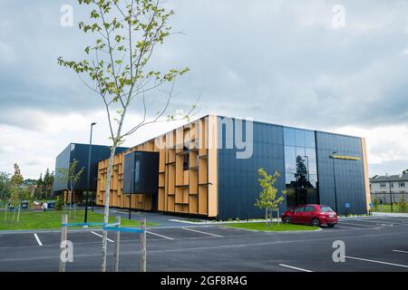 Kuressaare, Estland - 23. August 2021: Saaremaa Gümnaasium (Saaremaa Gymnasium) Gebäude. Brandneue öffentliche High School. Stockfoto