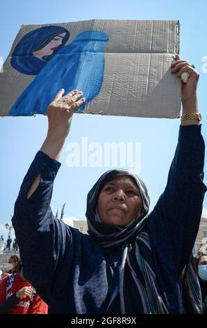 In Griechenland lebende afghanische Flüchtlinge protestieren am 19. August 2021 in Athen, Griechenland, gegen die Wiederübernahme der Kontrolle durch die Taliban. Stockfoto