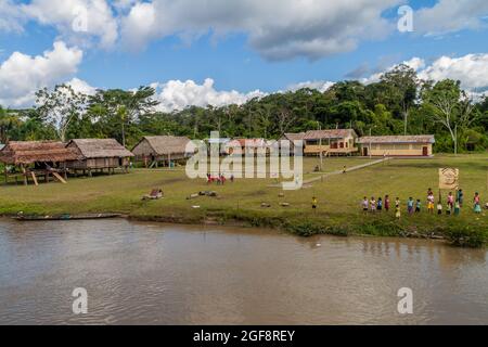 SANTA MARIA DE ANGOTEROS, PERU - 15. JULI 2015: Blick auf ein Dorf Santa Maria de Angoteros an einem Fluss Napo. Stockfoto