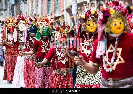 Gläubige, die als Gottheiten verkleidet sind, nehmen an einer traditionellen Prozession während des Khadga Jatra, dem Schwertfest in Hadigaun, Teil. Die maskierten Tänzer der Newar Community, bekannt als Ajimas, feiern das Payo Jatra Festival. Stockfoto