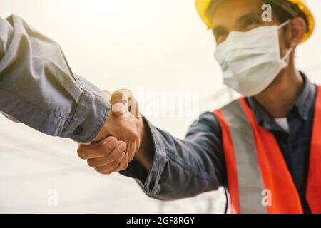 Nahaufnahme Hand schütteln Teamarbeit Ingenieur vor Ort Arbeit Erfolg, Hand schütteln Team Vertrauen Stockfoto