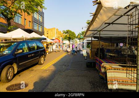 QUEENS, VEREINIGTE STAATEN - 26. Jul 2021: Die Astoria Straßenmesse und der Obstmarkt in Queens, USA Stockfoto