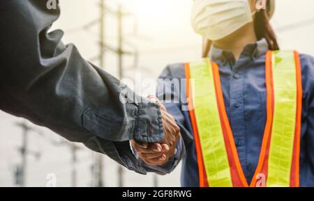 Nahaufnahme Hand schütteln Teamarbeit Ingenieur vor Ort Arbeit Erfolg, Hand schütteln Team Vertrauen Stockfoto