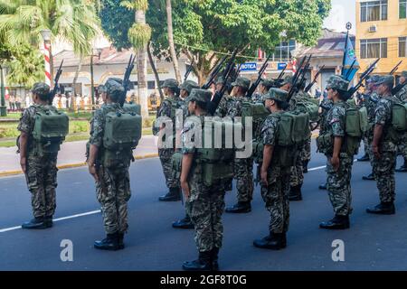 IQUITOS, PERU - 19. JULI 2015: Militärparade auf dem Plaza de Armas in Iquitos. Stockfoto