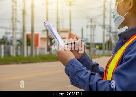 Ingenieurinnen arbeiten vor Ort Service überprüfen Elektrizitätssystem Stockfoto