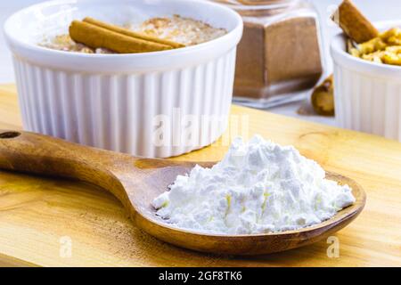 Maisstärke ist das Mehl aus Mais, das beim Kochen oder zur Zubereitung von Cremes als Verdickungsmittel verwendet wird. Stockfoto