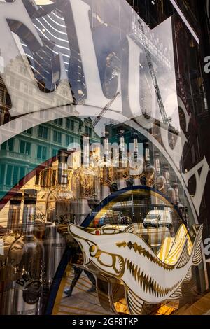 Fenster des Caviar House & Prunier, 161 Piccadilly, St James's, London; eine kunstvolle Fensterdarstellung mit drehbarem Beluga Stockfoto