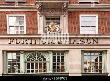 Die Jermyn St-Fassade von Fortnum & Mason, einem exklusiven Kaufhaus in Piccadilly; gegründet 1707 von William Fortnum und Hugh Mason. Stockfoto