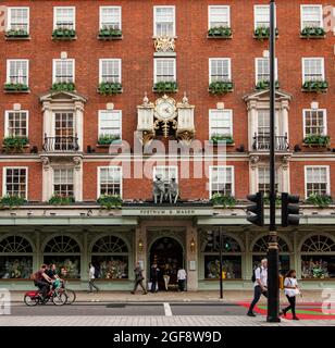 Die Fassade von Fortnum & Mason, einem exklusiven Kaufhaus in Piccadilly, das 1707 von William Fortnum und Hugh Mason gegründet wurde. Stockfoto