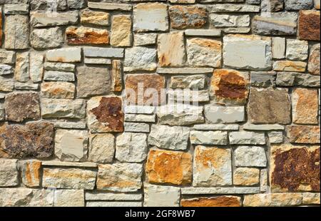 Wand aus Naturstein Travertin oder Sandstein. Stockfoto
