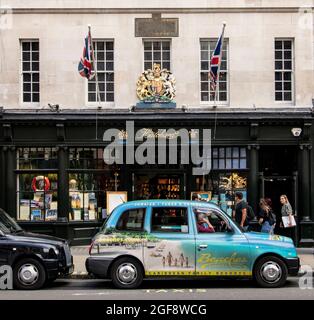 Ladenfront von Hatchard's, einer vornehmen Buchhandlung in Piccadilly, London, Großbritannien; im Besitz von Waterstone's und Inhaber von 3 Royal Warrants Stockfoto