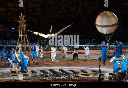 Tokio, Japan. August 2021. Paralympics: Eröffnungsfeier im Olympiastadion. Tänzer treten bei der Eröffnungszeremonie auf. Kredit: Marcus Brandt/dpa/Alamy Live Nachrichten Stockfoto