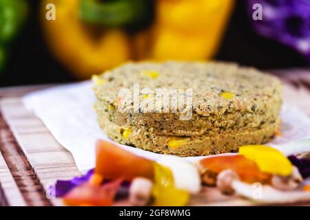 Aufgetaufter veganer Hamburger, ohne Fleisch, mit Samen, Gemüse, Soja, Kichererbsen, Mais und Litschi Stockfoto