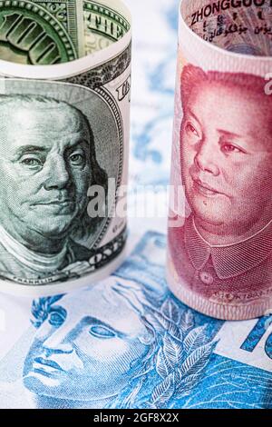 100 US-Dollar-Banknote von Angesicht zu Angesicht mit einer 100 chinesischen Yuan-Banknote. Konzept der Wirtschaftskrise zwischen China und den Vereinigten Staaten. Stockfoto