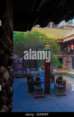 Chaturbrahma Mahabihar Hof am Frühlingsmorgen mit Jasminpflanze bei Bhaktapur. In den Tempelräumen können die Menschen ihre Gebete darbringen. Stockfoto