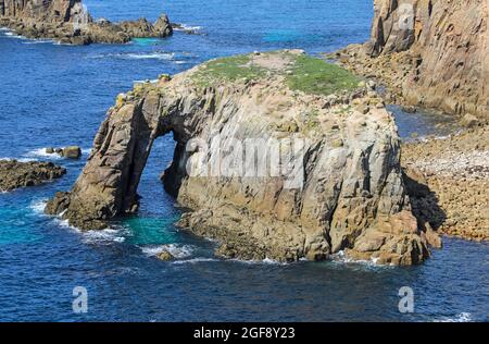 Enys Dodnan rocken vor der Küste von Lands End, Cornwall, England, Großbritannien Stockfoto