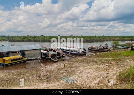 PADRE COCHA, PERU - 19. JUNI 2015: Blick auf den Flusshafen im Dorf Padre Cocha bei Iquitos, Peru Stockfoto