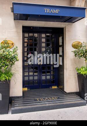 Außenansicht von Tramp, 40 Jermyn St; ein Nachtclub/privater Members' Club wurde 1969 eröffnet. Stockfoto