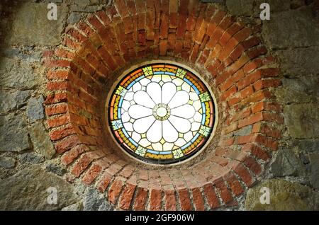 Österreich, kreisförmiges Buntglasfenster in der Kirche des Franziskanerklosters in Pupping Stockfoto