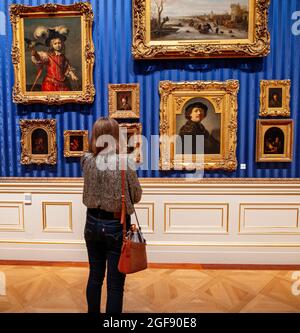 Frau, die sich das Rembrandt-Selbstporträt in der Wallace Collection, Hertford House, Manchester Square, London ansieht Stockfoto