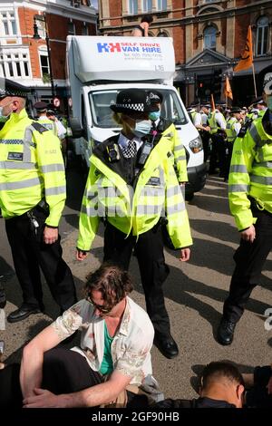 Cambridge Circus, London, Großbritannien. August 2021. Demonstranten des Klimawandels vom Aussterben Rebellion am Cambridge Circus beim Impossible Rebellion. Kredit: Matthew Chattle/Alamy Live Nachrichten Stockfoto