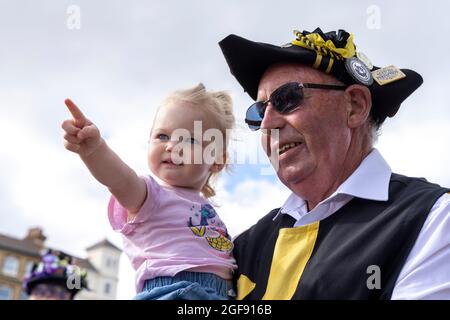 Darsteller mit seiner Enkelin, Broadstairs Folk Week, August 2021 Stockfoto
