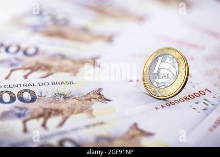 Währung eines Real mit Noten von 200 Reais. Banknote von zweihundert Reais, brasilianische Wirtschaft, Inflation und die brasilianische Krise Stockfoto
