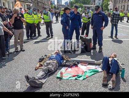 Extinction Rebellion protestiert gegen Whitehall aus Protest gegen HMRC und Barclays. Demonstranten mit in Röhren verschlossenen Armen, umgeben von der Polizei. Stockfoto