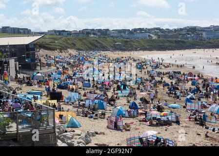 Boardmasters 2021 das Surf- und Musikfestival fand vom 13. Bis 15. August 2021 statt, mehr als 40000 Personen besuchten Boardmasters 2021 oberhalb von Watergate Bay, Cornwall, Großbritannien. Stockfoto