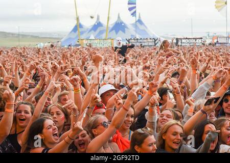 Boardmasters 2021 das Surf- und Musikfestival fand vom 13. Bis 15. August 2021 statt, mehr als 40000 Personen besuchten Boardmasters 2021 oberhalb von Watergate Bay, Cornwall, Großbritannien. Stockfoto