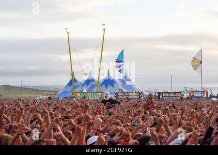 Boardmasters 2021 das Surf- und Musikfestival fand vom 13. Bis 15. August 2021 statt, mehr als 40000 Personen besuchten Boardmasters 2021 oberhalb von Watergate Bay, Cornwall, Großbritannien. Stockfoto