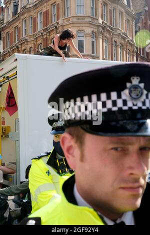 Cambridge Circus, London, Großbritannien. August 2021. Demonstranten des Klimawandels vom Aussterben Rebellion am Cambridge Circus beim Impossible Rebellion. Kredit: Matthew Chattle/Alamy Live Nachrichten Stockfoto