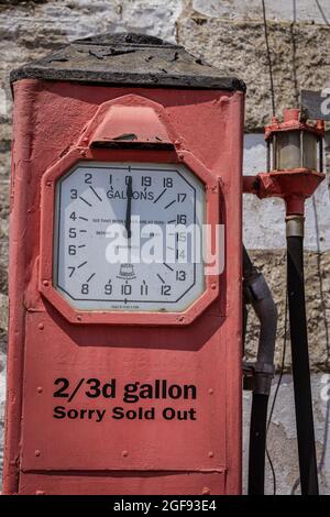 Alte Benzinpumpe, England Stockfoto