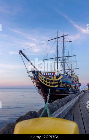 SOPOT, POLEN - 20. Jun 2021: Ein Piratenschiff, eine der touristischen Attraktionen während des Sonnenuntergangs in Sopot, Polen Stockfoto