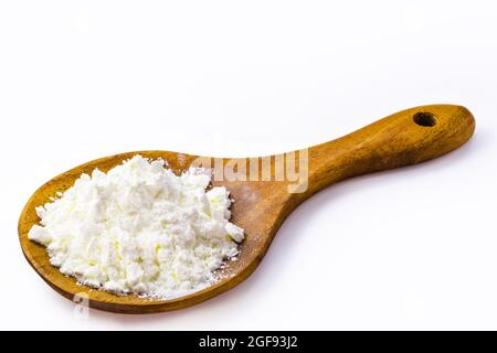 Löffel mit Maisstärke, Mehl aus Mais verwendet, um Cremes oder als Verdicker zu machen. Weißer Hintergrund, Kopierbereich Stockfoto