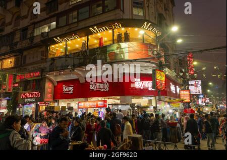 Kalkutta, Westbengalen, Indien - 29. Dezember 2019 : Menschen, die abends auf dem Neuen Markt auf der Esplanade spazieren gehen. Es ist eines der ältesten und belebtesten Stockfoto