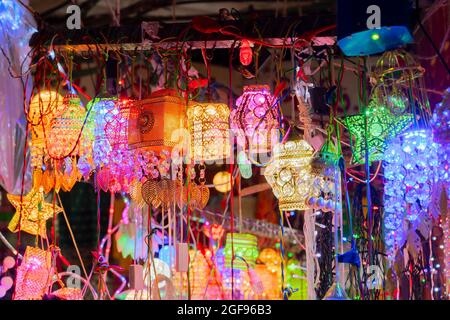 Chistmas Verkauf von Waren in iluminated Shop des New Market auf Esplanade Bereich am Abend. Es ist einer der ältesten und belebtesten Märkte in Kalkutta. Stockfoto