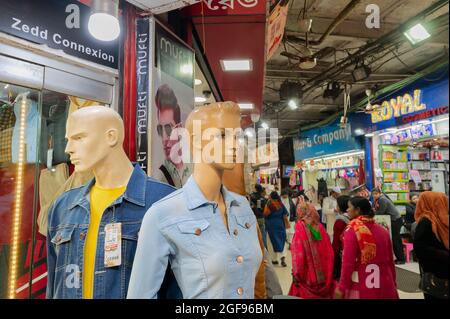 Kolkata, Westbengalen, Indien - 29. Dezember 2019 : Attraktive Mannequins für Männer und Frauen, New Market, Esplanade am Abend. Das ist es Stockfoto