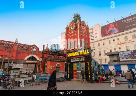 Kalkutta, Westbengalen, Indien - 29. Dezember 2019 : Eingang des modernen Einkaufszentrums mit historischem Uhrenturm des Neuen Marktes, im Hintergrund. Modern Stockfoto