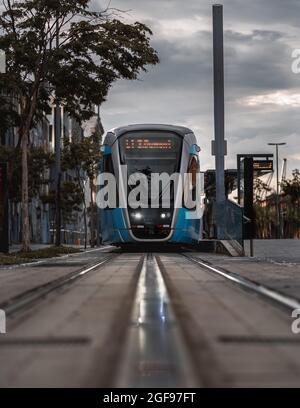 RIO DE JANEIRO, BRASILIEN - 27. Januar 2021: Eine vertikale Nahaufnahme einer Seilbahn in der Innenstadt von Rio de Janeiro. Brasilien. Stockfoto