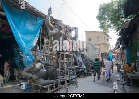 Tonidol der Göttin Kali in Kumartuli, Kalkata, Indien. Idole werden vorbereitet, um während Kali Puja, dem Hindu-Fest von Deepavali oder Di, angebetet zu werden Stockfoto